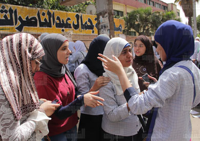 طلاب الثانوية العامة أمام أحد المدارس    تصوير-هبة الخولي